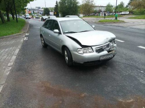 Zderzenie dwóch audi przed przejściem dla pieszych. Jeden pas zablokowany (zdjęcia)