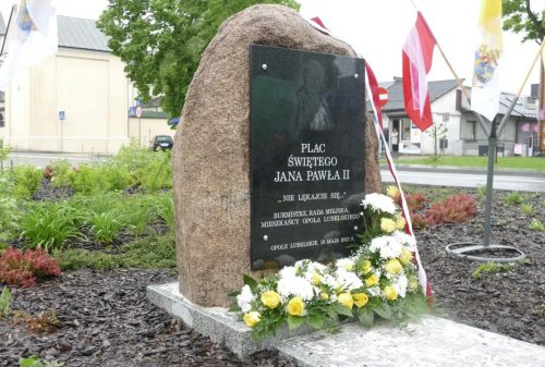 Plac w centrum Opola Lubelskiego otrzymał nazwę św. Jana Pawła II (zdjęcia)
