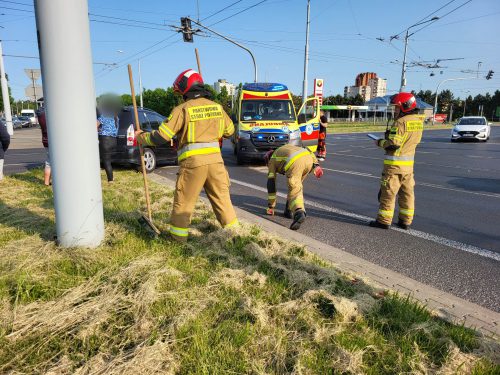 Zderzenie mazdy z ambulansem na skrzyżowaniu. Jeden z kierowców wjechał na czerwonym (zdjęcia)