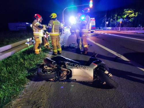 Wjechała motorowerem w wysepkę na jezdni. Kobieta walczy o życie (zdjęcia)