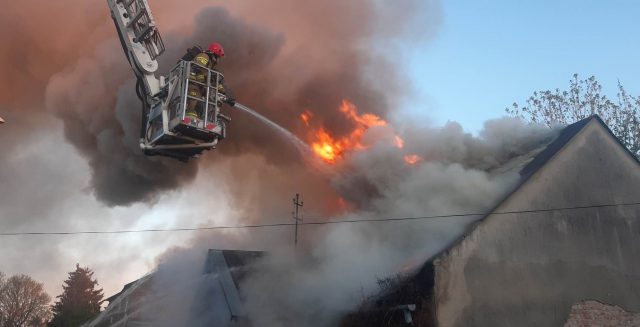 Podpalenie wstępną przyczyną pożaru domu. Działania strażaków trwały ponad 7 godzin (zdjęcia)