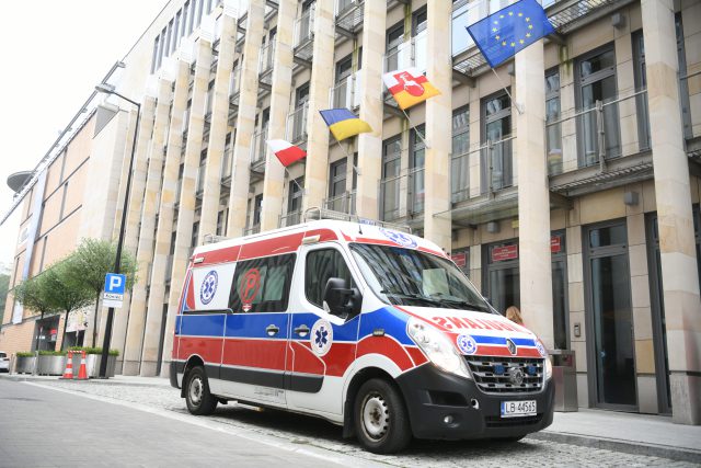 12 ambulans z regionu trafi na Ukrainę. Dzisiaj odbyło się uroczyste przekazanie pojazdu (zdjęcia)