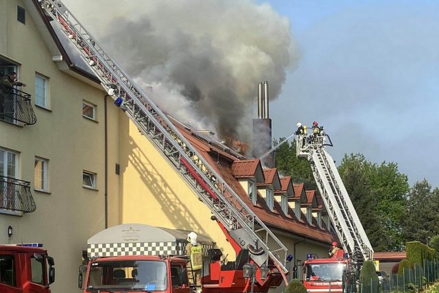 Kolejną godzinę trwają działania gaśnicze w Nałęczowie. W sobotę rano w ogniu stanął hotel (wideo, zdjęcia)