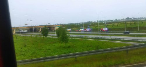 Wypadek w rejonie węzła Sławinek. Zderzenie ciężarówki z pojazdem osobowym (zdjęcia)