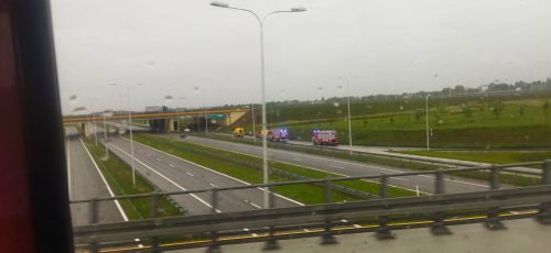 Wypadek w rejonie węzła Sławinek. Zderzenie ciężarówki z pojazdem osobowym (zdjęcia)