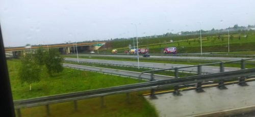 Wypadek w rejonie węzła Sławinek. Zderzenie ciężarówki z pojazdem osobowym (zdjęcia)