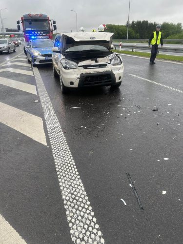 Mercedes uderzył w bariery, po chwili zderzyły się trzy kolejne auta. Ekspresówka jest zablokowana (zdjęcia)