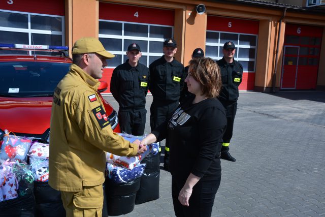 Strażacy otrzymali ponad 140 poduszek. „Jaśki” trafiły m.in. na wyposażenie wozów strażackich (zdjęcia)