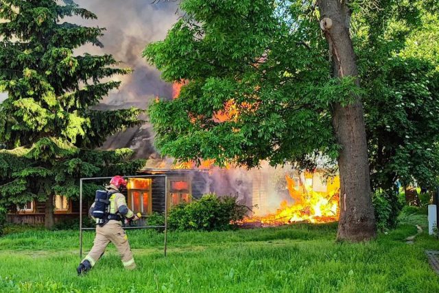 Dzieci postanowiły rozpalić ognisko. Płonie drewniany budynek, trwa akcja gaśnicza (zdjęcia, wideo)