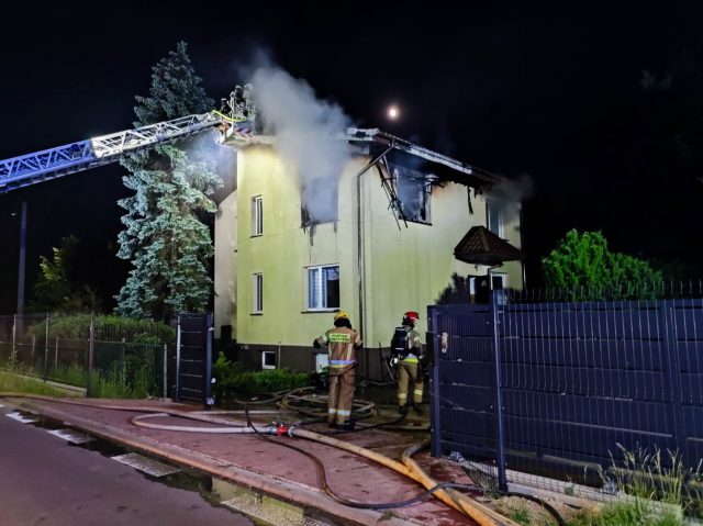 Pożar na osiedlu domów jednorodzinnych. Ogień pojawił się w kuchni jednego z budynków (zdjęcia)