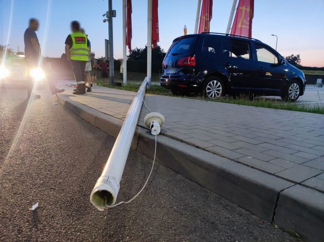 Dopiero odebrał prawo jazdy, staranował słupy i zaparkowane auto. Szybko za kierownicę już nie wsiądzie (zdjęcia)