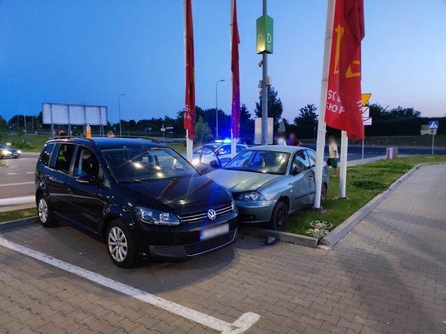 Dopiero odebrał prawo jazdy, staranował słupy i zaparkowane auto. Szybko za kierownicę już nie wsiądzie (zdjęcia)