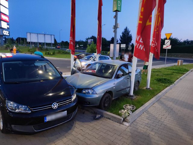 Dopiero odebrał prawo jazdy, staranował słupy i zaparkowane auto. Szybko za kierownicę już nie wsiądzie (zdjęcia)