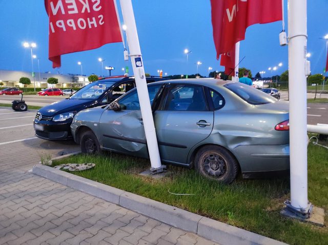 Dopiero odebrał prawo jazdy, staranował słupy i zaparkowane auto. Szybko za kierownicę już nie wsiądzie (zdjęcia)