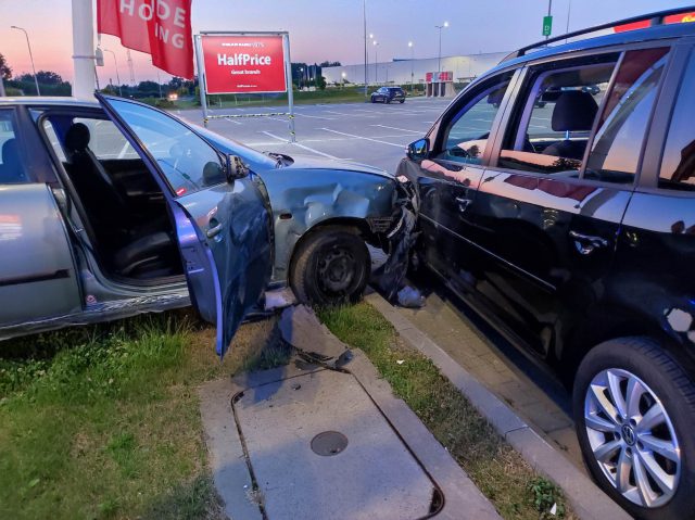 Dopiero odebrał prawo jazdy, staranował słupy i zaparkowane auto. Szybko za kierownicę już nie wsiądzie (zdjęcia)