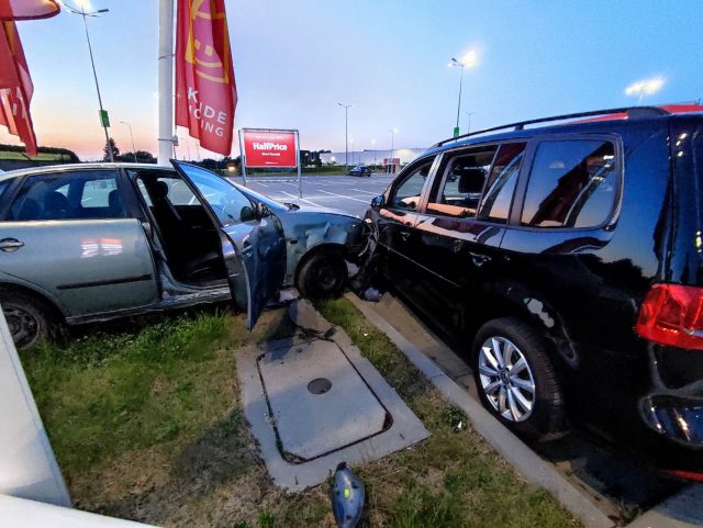 Dopiero odebrał prawo jazdy, staranował słupy i zaparkowane auto. Szybko za kierownicę już nie wsiądzie (zdjęcia)