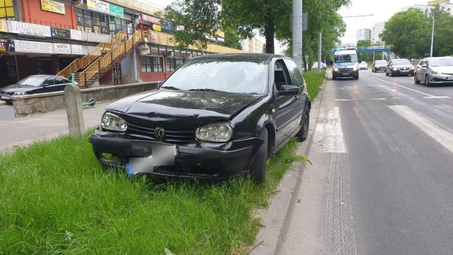 Zderzenie volkswagena z fordem. Jedna się zatrzymała przed przejściem, druga nie zdążyła (zdjęcia)