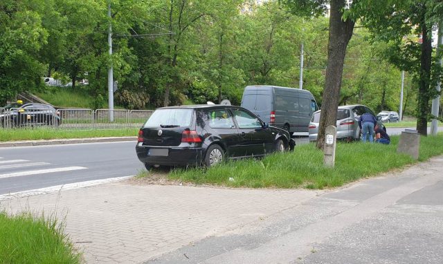 Zderzenie volkswagena z fordem. Jedna się zatrzymała przed przejściem, druga nie zdążyła (zdjęcia)