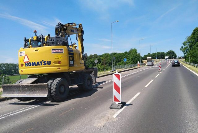 Ruszyła naprawa zapadającej się drogi wojewódzkiej. Kierowcy napotkają na utrudnienia w ruchu (zdjęcia)