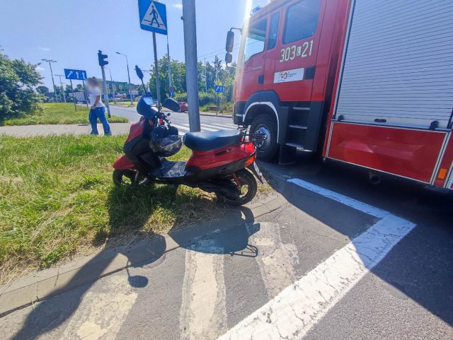 Wjechał na czerwonym, zderzył się z peugeotem. Kiedy chciał odjechać, staranował skodę (zdjęcia)