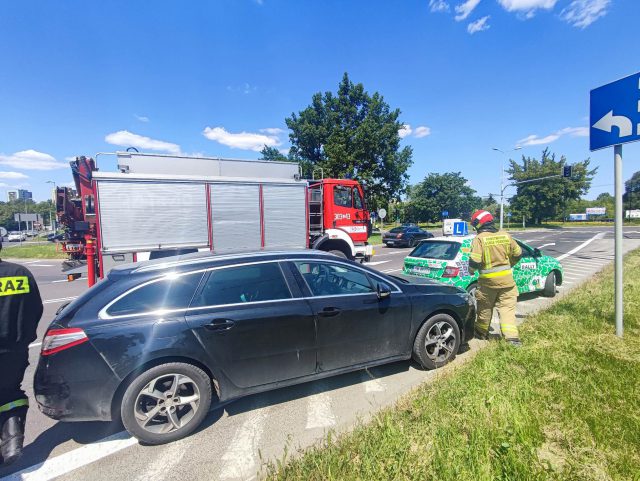 Wjechał na czerwonym, zderzył się z peugeotem. Kiedy chciał odjechać, staranował skodę (zdjęcia)