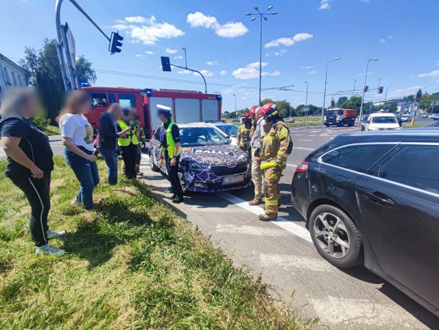 Wjechał na czerwonym, zderzył się z peugeotem. Kiedy chciał odjechać, staranował skodę (zdjęcia)