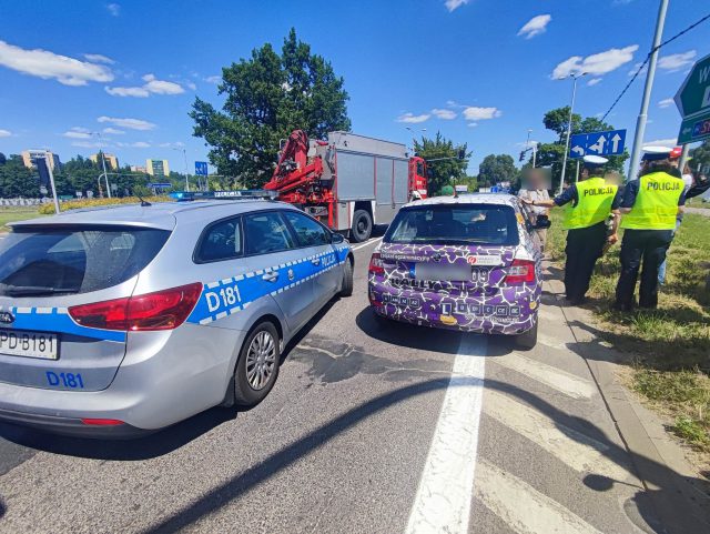 Wjechał na czerwonym, zderzył się z peugeotem. Kiedy chciał odjechać, staranował skodę (zdjęcia)