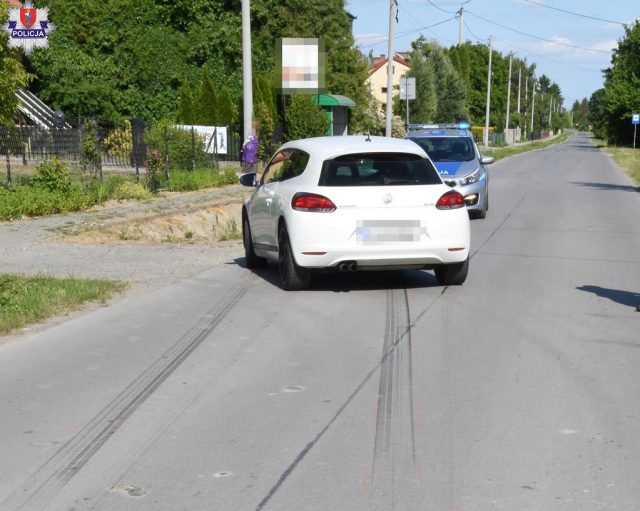 Weszła na jezdnię wprost pod nadjeżdżającego volkswagena. Kierowca nie miał szans, aby zatrzymać auto (zdjęcia)