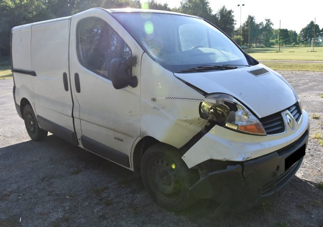 Zajechał drogę motocykliście, doprowadził do wypadku. Kierowca renaulta był pijany (zdjęcia)