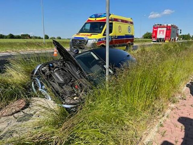 BMW wpadło do rowu. Kierowca wyjaśniał, że na drogę wbiegło zwierzę (zdjęcia)