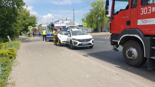 Zatrzymał się przed przejściem dla pieszych. Zaskoczyło to jadącą peugeotem kobietę (zdjęcia)