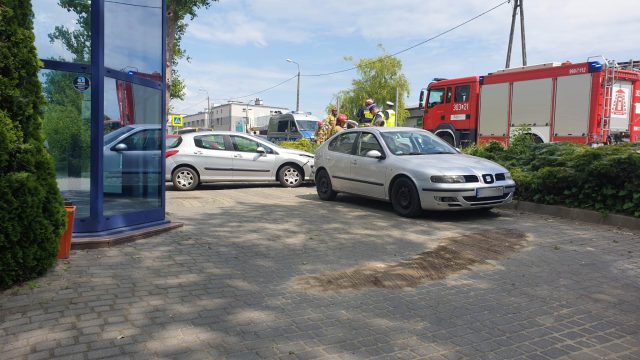 Zatrzymał się przed przejściem dla pieszych. Zaskoczyło to jadącą peugeotem kobietę (zdjęcia)