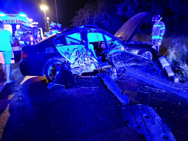 Popadało, kierowca BMW stracił panowanie nad pojazdem. Auto uderzyło w słup latarni (zdjęcia)