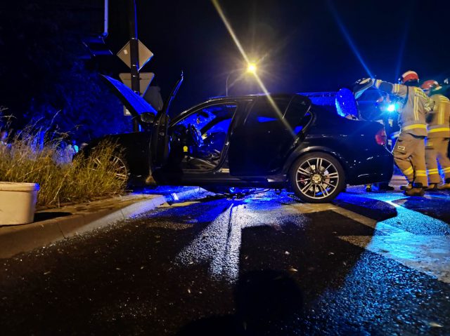 Popadało, kierowca BMW stracił panowanie nad pojazdem. Auto uderzyło w słup latarni (zdjęcia)