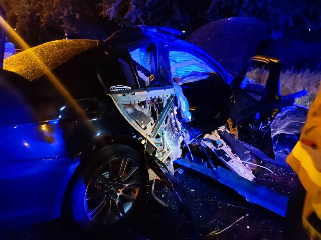 Popadało, kierowca BMW stracił panowanie nad pojazdem. Auto uderzyło w słup latarni (zdjęcia)