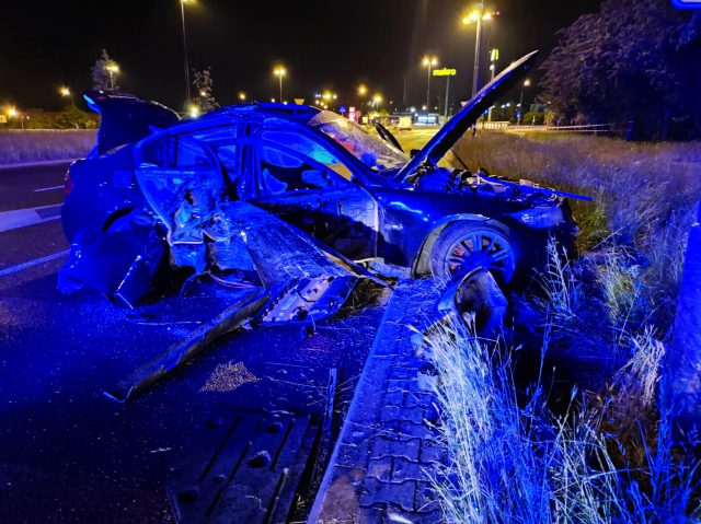 Popadało, kierowca BMW stracił panowanie nad pojazdem. Auto uderzyło w słup latarni (zdjęcia)