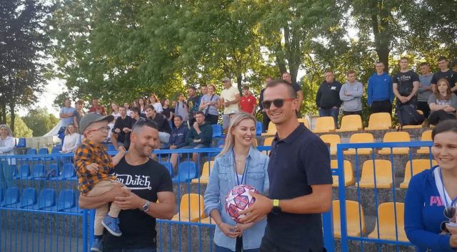 Na meczu można było otrzymać piłkę z autografem Szymona Marciniaka. To akcja w szczytnym celu (zdjęcia, wideo)