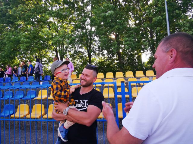 Na meczu można było otrzymać piłkę z autografem Szymona Marciniaka. To akcja w szczytnym celu (zdjęcia, wideo)