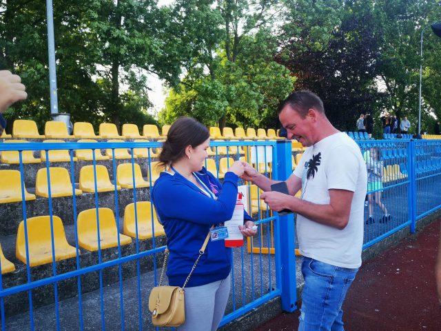 Na meczu można było otrzymać piłkę z autografem Szymona Marciniaka. To akcja w szczytnym celu (zdjęcia, wideo)