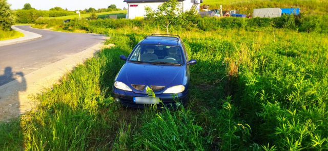 Po pijanemu wsiadł za kierownicę, jednak droga była zbyt kręta. Nie poradził sobie z jej pokonaniem (zdjęcia)