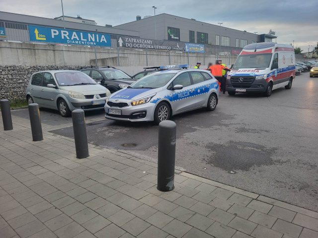 Potrącenie dziecka na parkingu supermarketu. Policjanci ustalają, kto nie zachował ostrożności (zdjęcia)