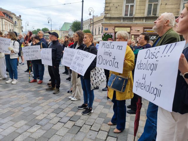 „Ani jednej więcej”: W Lublinie zorganizowano manifestację będącą sprzeciwem wobec śmierci ciężarnej 33-latki (zdjęcia)