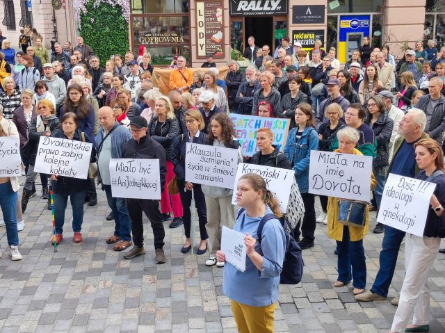 „Ani jednej więcej”: W Lublinie zorganizowano manifestację będącą sprzeciwem wobec śmierci ciężarnej 33-latki (zdjęcia)