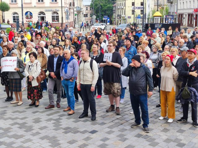 „Ani jednej więcej”: W Lublinie zorganizowano manifestację będącą sprzeciwem wobec śmierci ciężarnej 33-latki (zdjęcia)