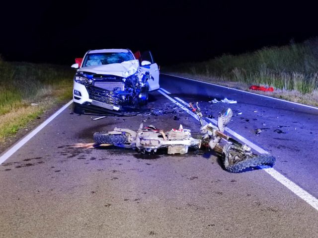 Czołowe zderzenie motocykla z hyundaiem. Kierowca jednośladu zginął na miejscu (zdjęcia)