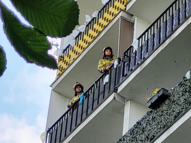 Strażacy przechodzili po balkonach na 7 piętrze. Starsza kobieta nie słyszała dobijania się do drzwi (zdjęcia)