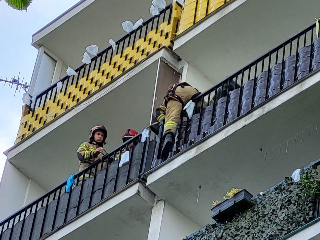 Strażacy przechodzili po balkonach na 7 piętrze. Starsza kobieta nie słyszała dobijania się do drzwi (zdjęcia)