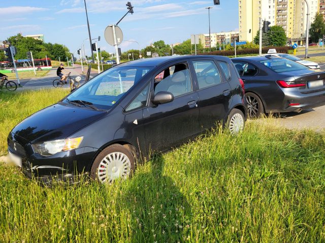 Wjechał w rowerzystkę znajdującą się na przejeździe dla cyklistów. Kobieta trafiła do szpitala (zdjęcia)