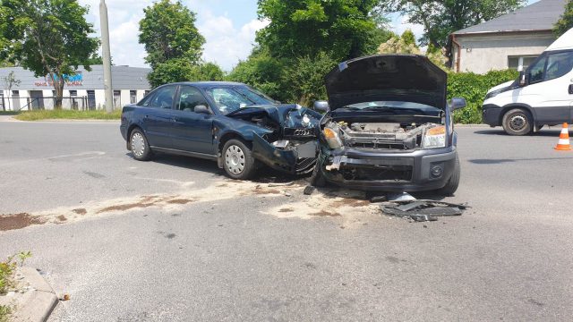 Zderzenie audi z fordem na skrzyżowaniu. Dwie kobiety trafiły do szpitala (zdjęcia)