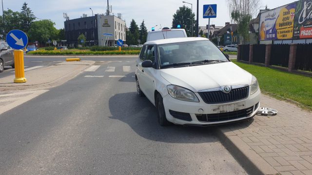 Skoda przejechała przez środek ronda, staranowała znaki. Kierowca nie wiedział, co się dzieje (zdjęcia)